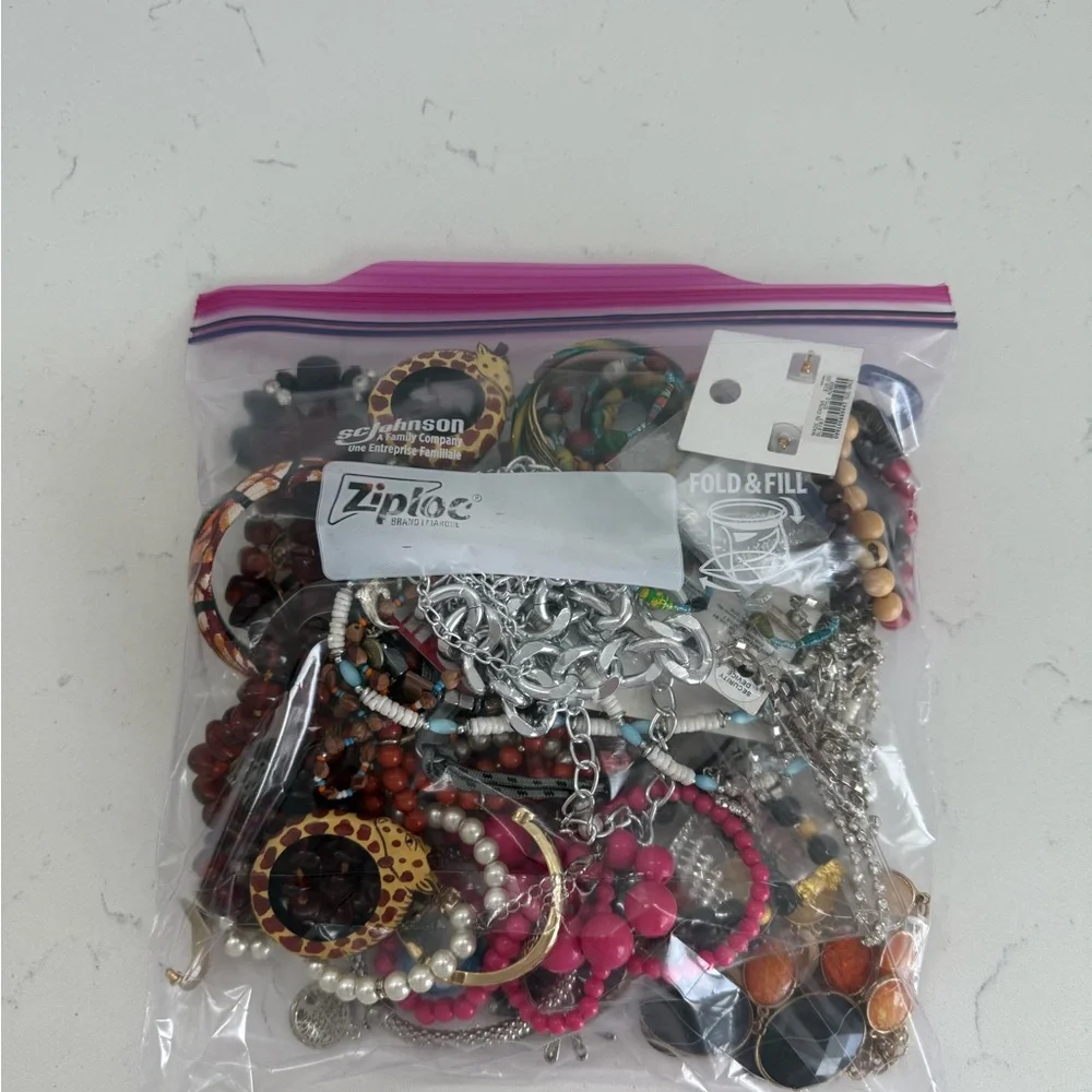 MYSTERY Jewlery BAG!!! all types of jewelry
2 pound bag of jewelry - Picture 2 of 3